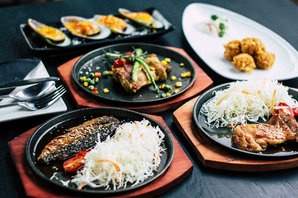 Mesa con raciones para compartir