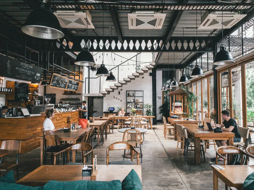 Comedor con mesas de madera